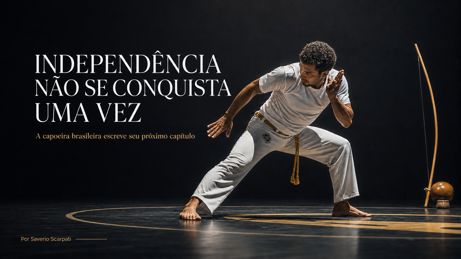 Capoeirista em ginga diante de um berimbau — Independência não se conquista uma vez